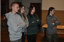 Chlopak i trzy dziewczyny
