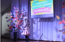 Dziewczynka podczas wystepu (2)