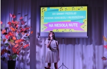Dziewczyna na tle baneru