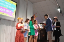 Cztery dziewczynki, kobieta i mezczyzna na scenie