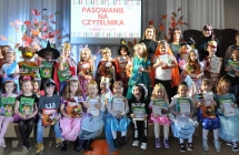 Wszyscy uczestnicy wydarzenia pozujacy do zdjecia na scenie