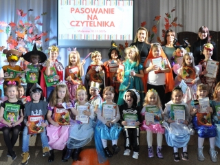 Wszyscy uczestnicy wydarzenia pozujacy do zdjecia na scenie