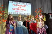 Trzy dziewczynki i dwojka chlopcow na scenie
