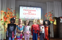 Trzy dziewczynki i dwoje chlopcow w strojach z bajek