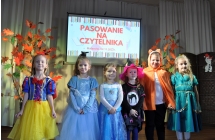 Szesc dziewczynek przebranych za ksiezniczki