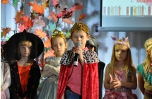 Przedszkolak w stroju krola recytujacy wiersz