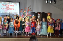Przebrane dzieci podczas przedstawienia