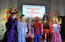 Szescioro przedszkolakow na scenie