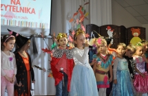 Recytujaca wierszyk dziewczynka w pieknym stroju