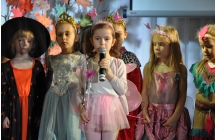 Dziewczynka w stroju ksiezniczki w towarzystwie kolezanek