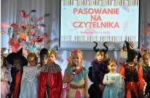 Dziewczynka przebrana za indianke mowiaca wiersz