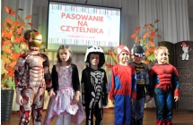 Dziewczynka i piecioro chlopcow przebranych za bohaterow z bajek
