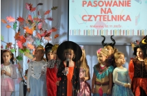 Dziewczynka mowiaca wierszyk na tle dzieci