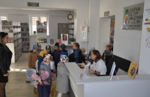 Dwie kobiety oraz dzieci w bibliotece