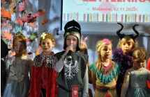 Chlopczyk w stroju rycerza mowiacy wiersz