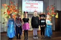 Cztery dziewczynki i dwoje chlopcow w bajkowych strojach