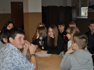 Usmiechnieci mlodzi ludzie