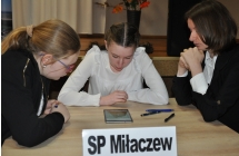 Trzy dziewczyny rozwiazujace zadania