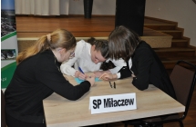 Trzy dziewczyny przy stole rozwiazujace zadania