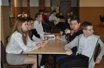 Mlodziez siedzaca przy stoliku