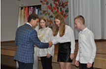 Mezczyzna gratulujacy druzynie