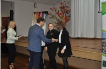 Mezczyzna gratulujacy dziewczynie