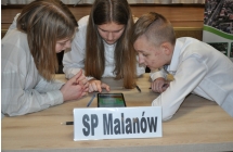 Dwie dziewczyny i chlopak podczas rozwiazywania zadan na tabletach