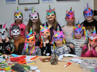 Dziewczynki i chlopdczyk podczas zajec