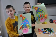 Dwoje chłopców z pracami plastycznymi 