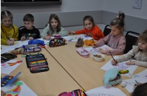 Dzieci podczas wykonywania prac plastycznych