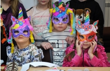Kilkoro dzieci w strojach karnawałowych 