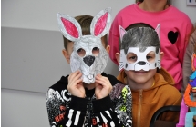 Dwójka chłopców w salce z maskami w kształcie zwierząt 