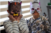 Dwie zadowolone dziewczynki z maskami z motywem zwierzęcym 