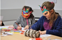 Dwie dziewczynki pracujące nad pracą plastyczną 