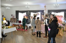 Goście odwiedzający targi ślubne 
