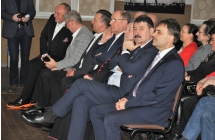Kilku mężczyzn z uwagą słuchających zaproszonych gości 