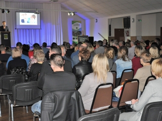 Kilkuset ludzi na spotkaniu w sali widowiskowej