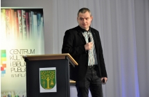 Zaproszony gość mówiący do mikrofonu 