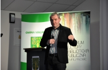 Mężczyzna mówiący do mikrofonu 