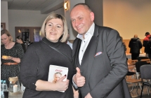 Mężczyzna pozujący do fotografii z kobietą. Bardzo uśmiechnięci 