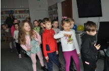 Stojaca grupa dzieci