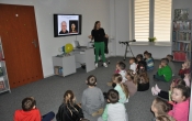 Przedszkolaki uczestniczace w prezentacji multimedialnej
