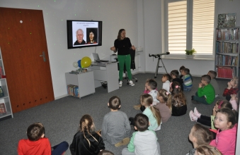 Przedszkolaki uczestniczace w prezentacji multimedialnej