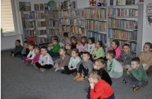 Grupa przedszkolakow siedzi na dywanie