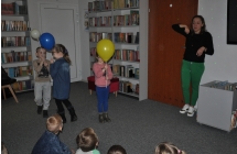 Dzieci obserwojace troje przedszkolakow z balonami