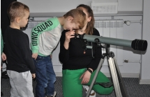 Chlopiec patrzacy przez teleskop