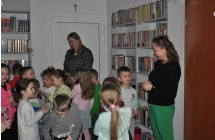 Dwie kobiety oraz przedszkolaki