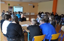 Mlodziez podczas warsztatow dziennikarskich