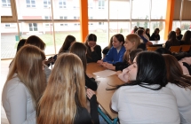 Mlodziez siedzaca przy stolikach