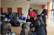 Dwie kobiety prowadzace zajecia pomagaja uczniom w trakcie warsztatow dziennikarskich